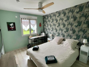 Chambre chez Delphine et Guillaume salle de bain et wc commun